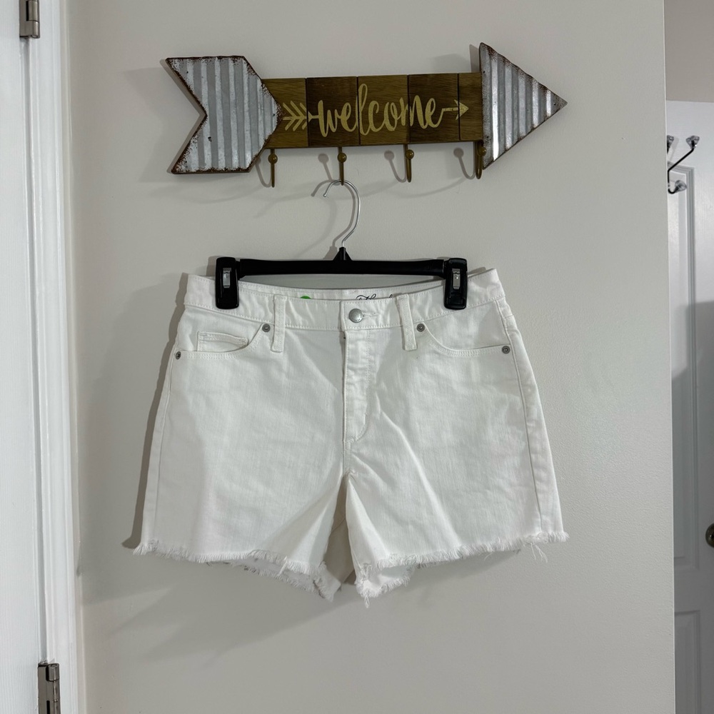 Universal Thread White Jean Shorts size 6/28 with 4” inseam